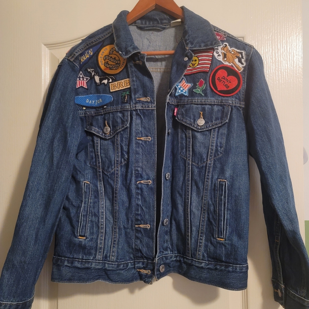 Levi’s Women's Denim Jean Trucker Jacket Size Medium Patches